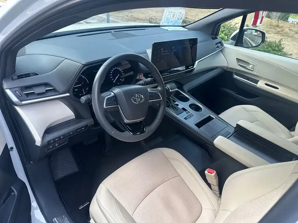 Toyota Sienna — фото 2