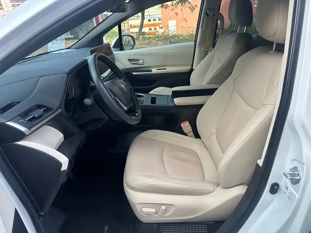 Toyota Sienna — фото 8