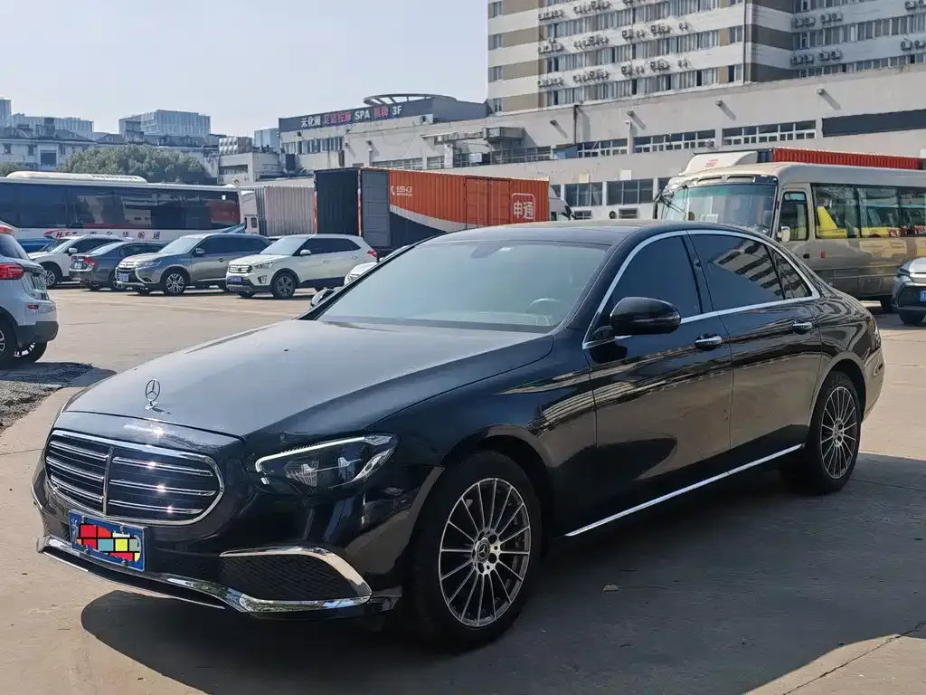 Mercedes-Benz E-Class — фото 1