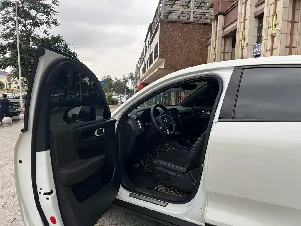 Volvo C40 2024 из CN, фото 2