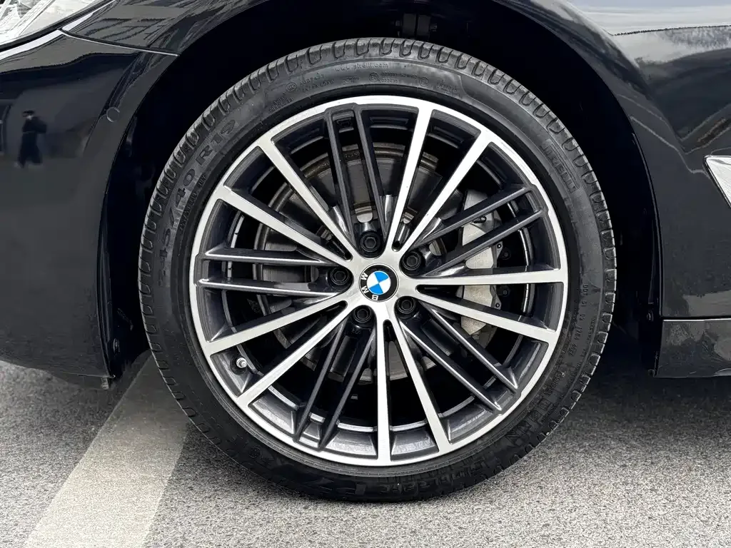 BMW 5 Series — фото 7
