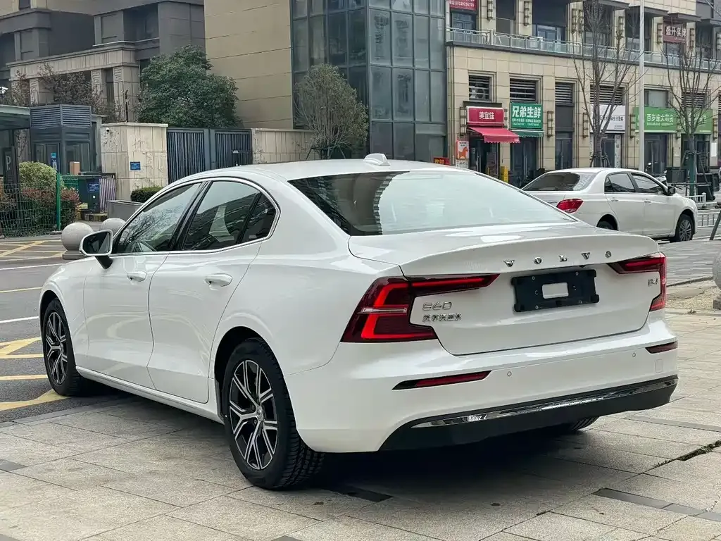 Volvo S60 2024 из CN, фото 2