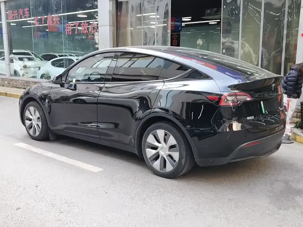Tesla Model Y — фото 8