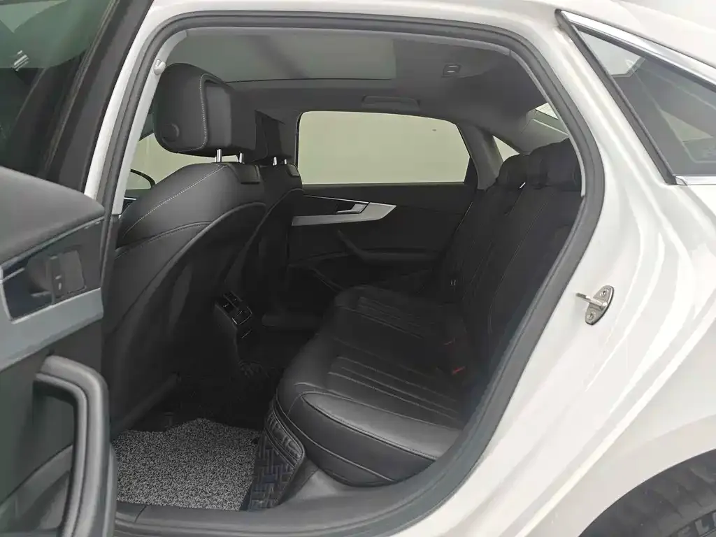 Audi A4L 2021 из CN, фото 6