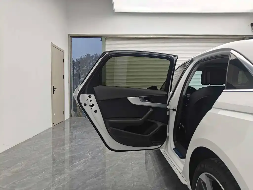 Audi A4L 2021 из CN, фото 10