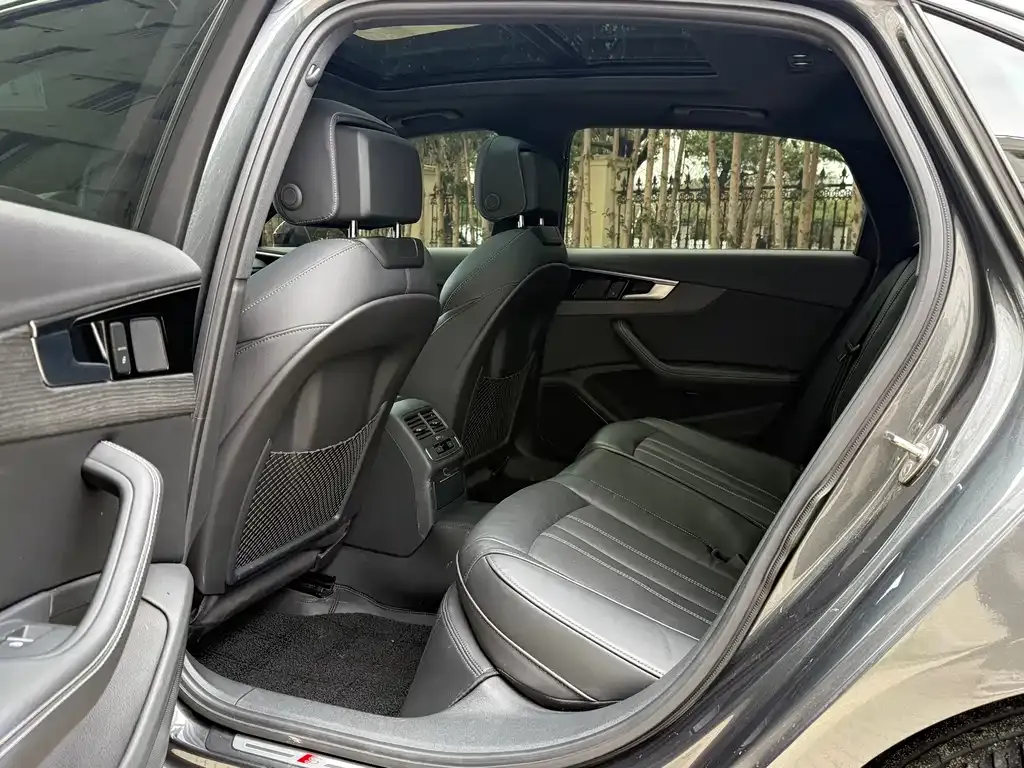 Audi A4L 2023 из CN, фото 8