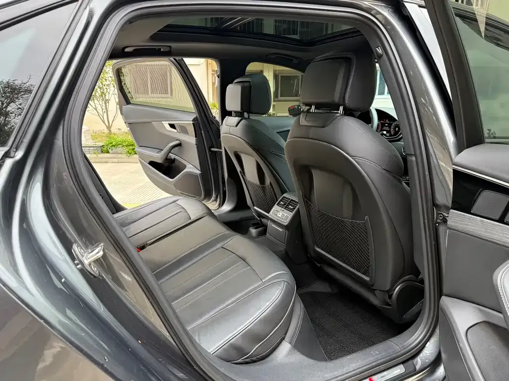 Audi A4L 2023 из CN, фото 2