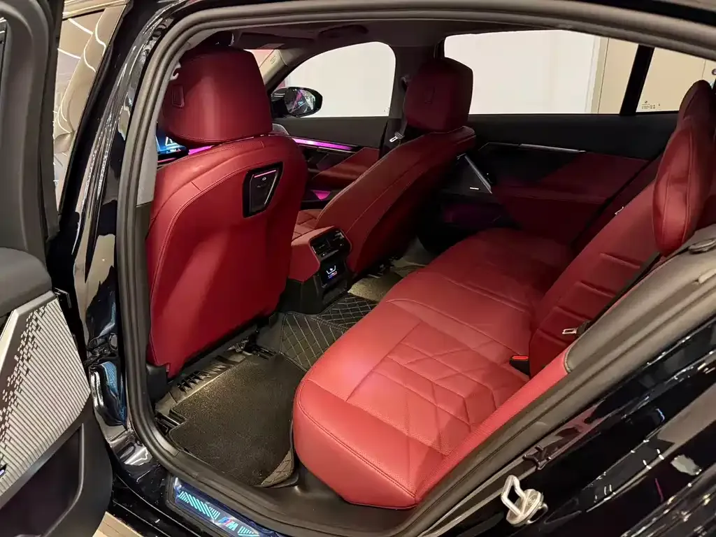 BMW 5 Series 2024 из CN, фото 9