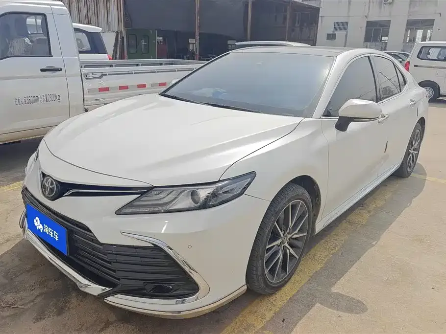 Toyota Camry — фото 1
