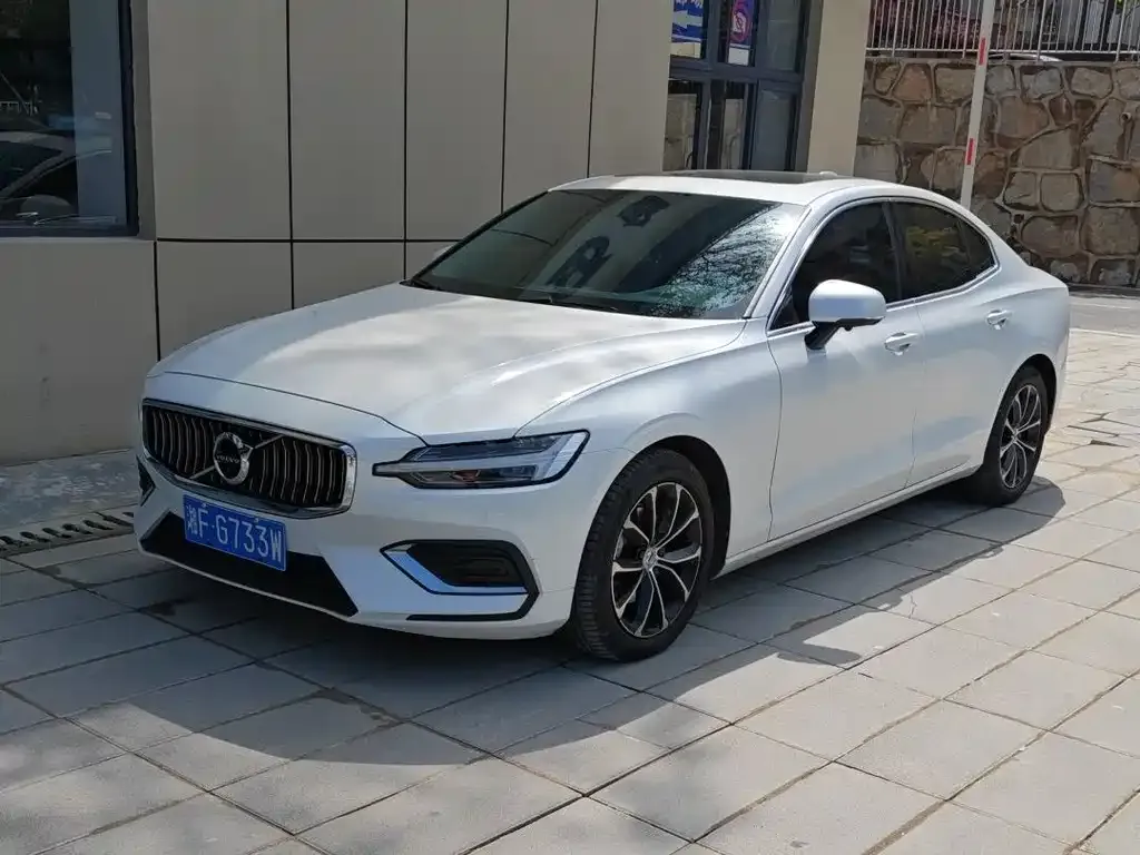 Volvo S60 — фото 1