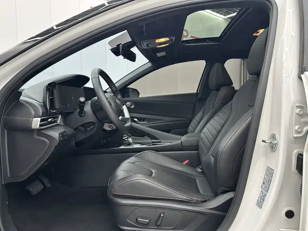Hyundai Elantra 2023 из CN, фото 2