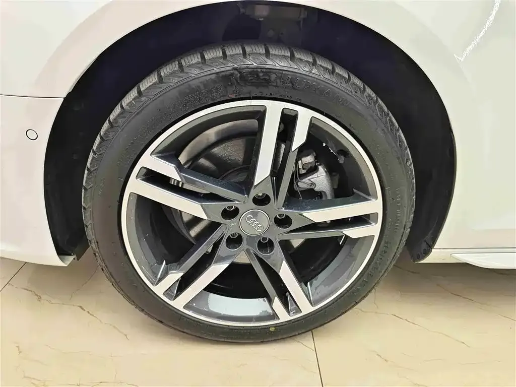 Audi A4L 2021 из CN, фото 5