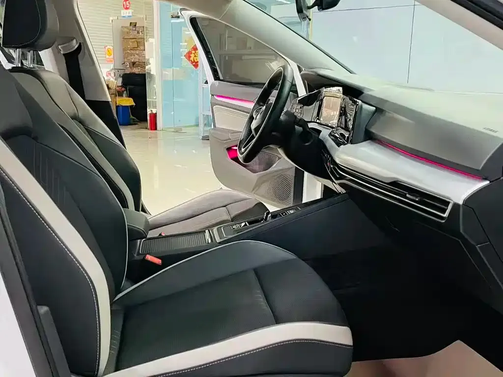 Volkswagen Golf 2024 из CN, фото 4