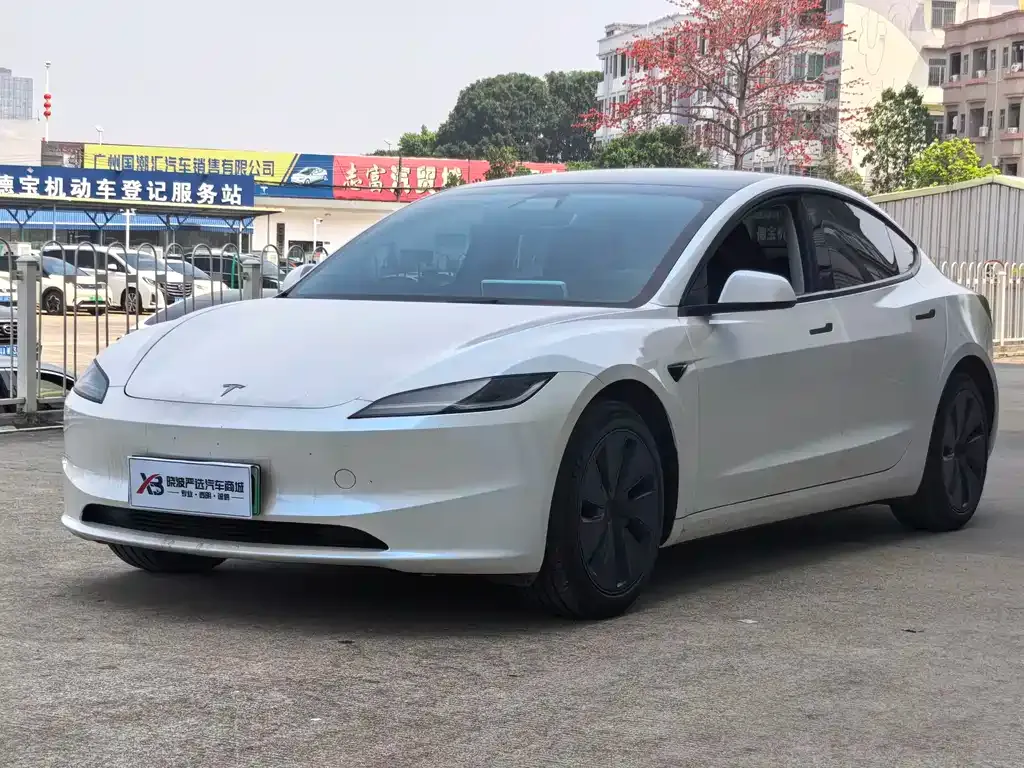 Tesla Model 3 — фото 1