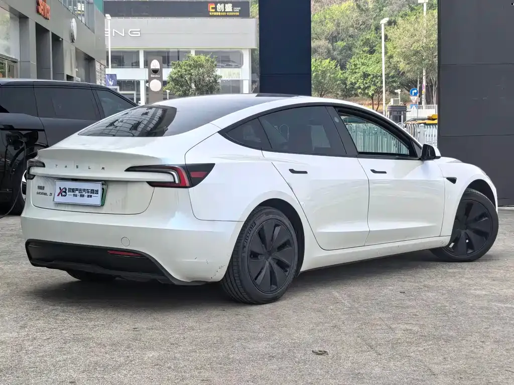 Tesla Model 3 — фото 10