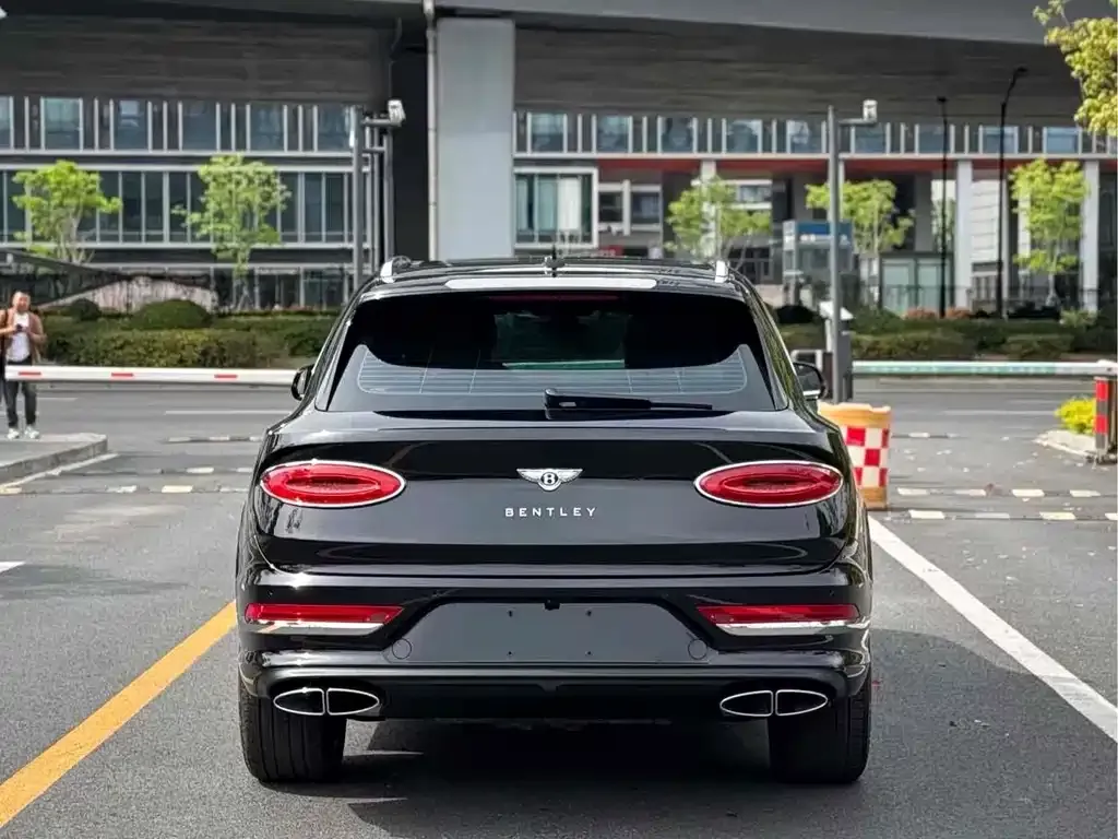 Bentley Bentayga 2024 из CN, фото 8