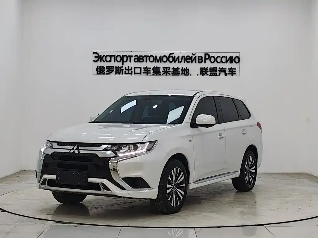 Mitsubishi Outlander — фото 1