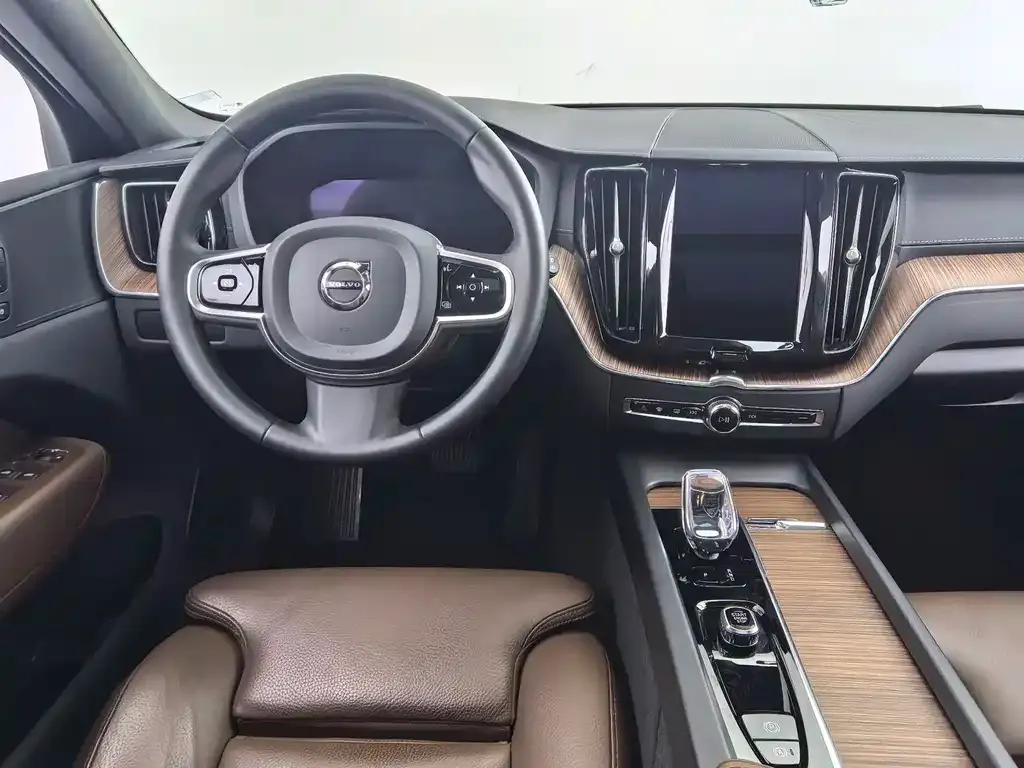 Volvo XC60 — фото 5