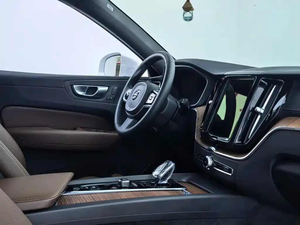 Volvo XC60 — фото 8