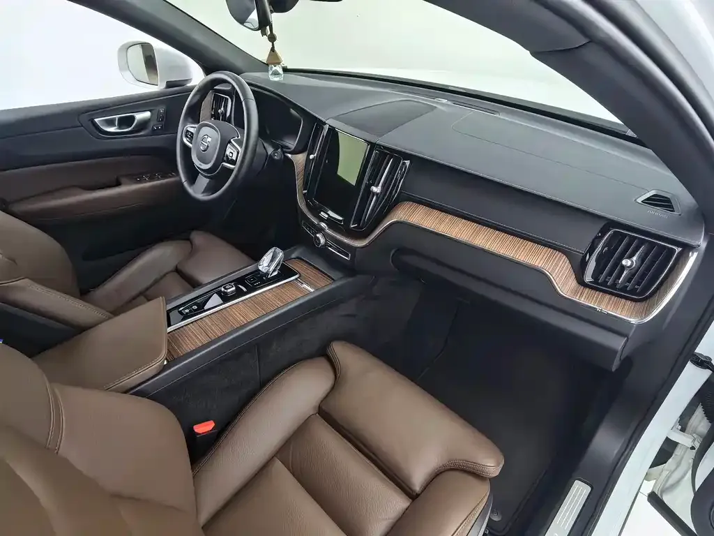 Volvo XC60 — фото 10