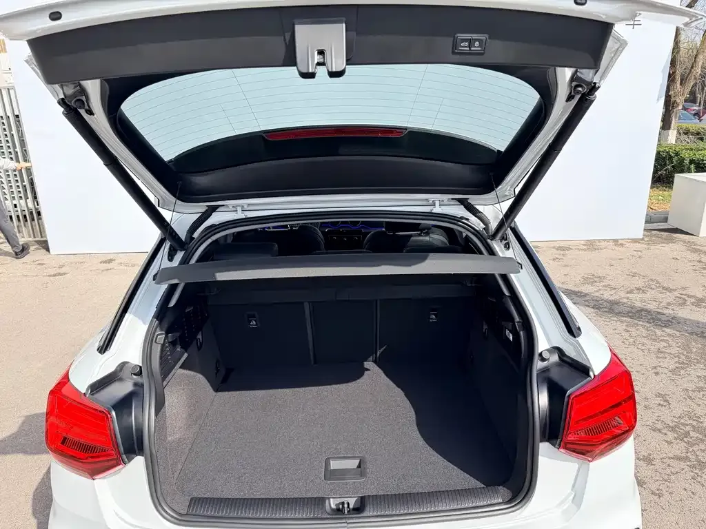 Audi Q2L 2025 из CN, фото 4