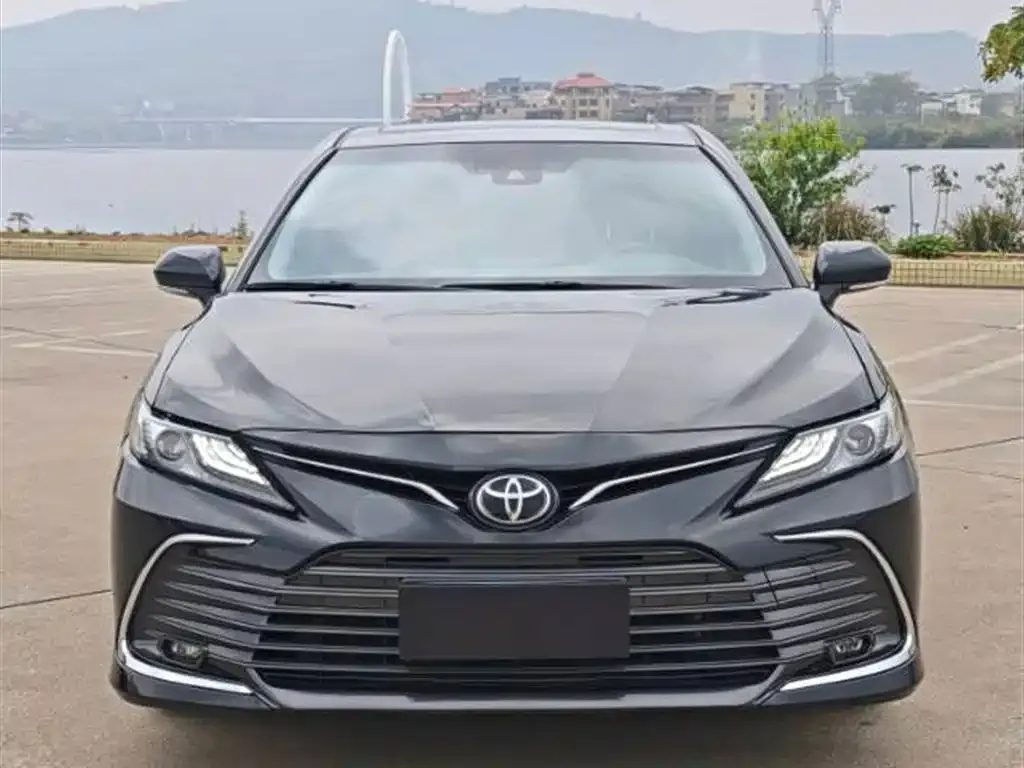 Toyota Camry — фото 1