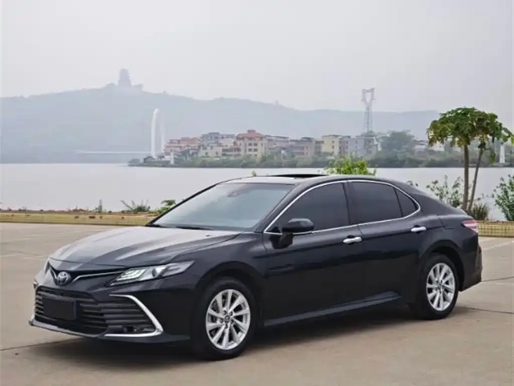 Toyota Camry — фото 2