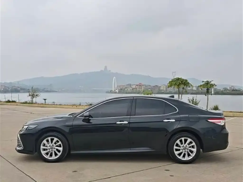 Toyota Camry — фото 5