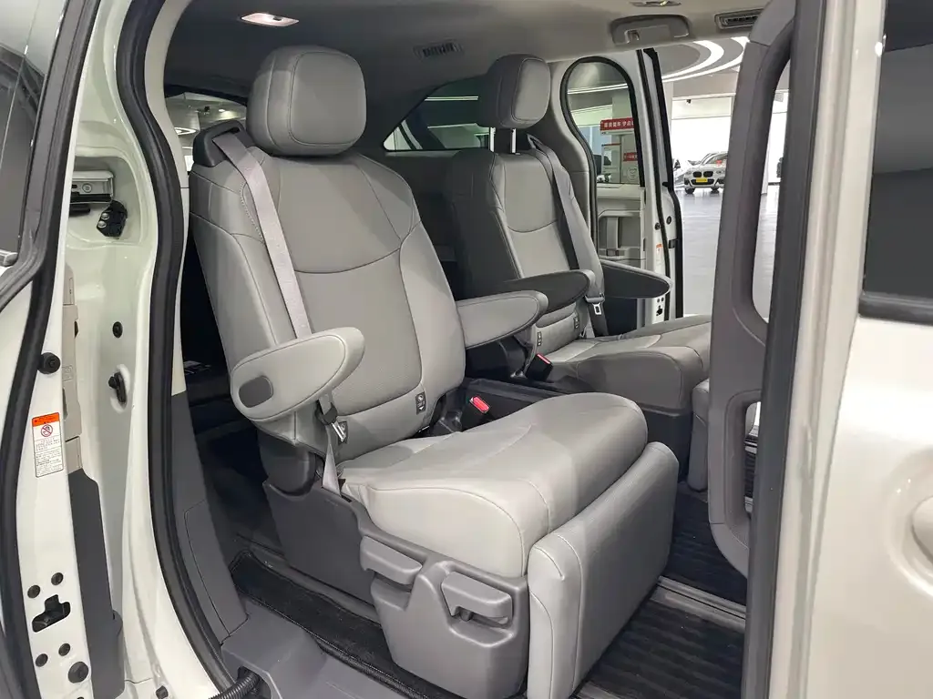Toyota Granvia 2024 из CN, фото 6