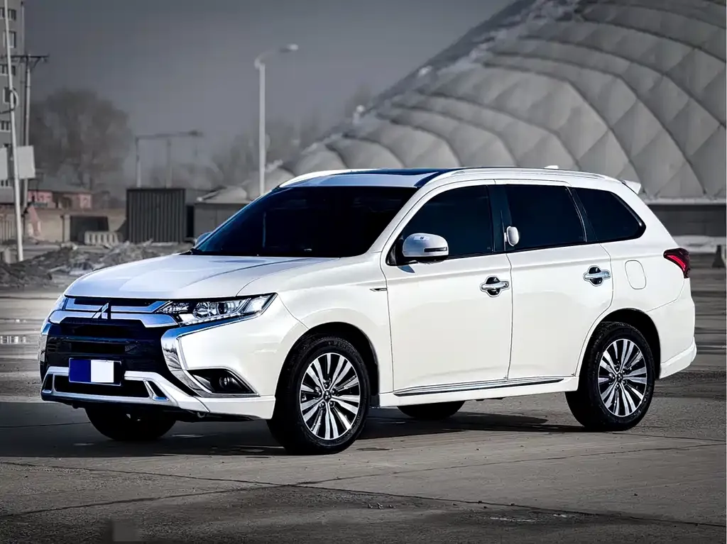 Mitsubishi Outlander — фото 1