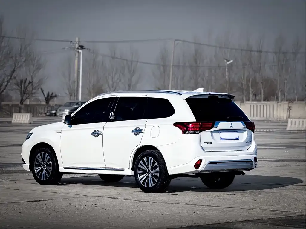 Mitsubishi Outlander — фото 2
