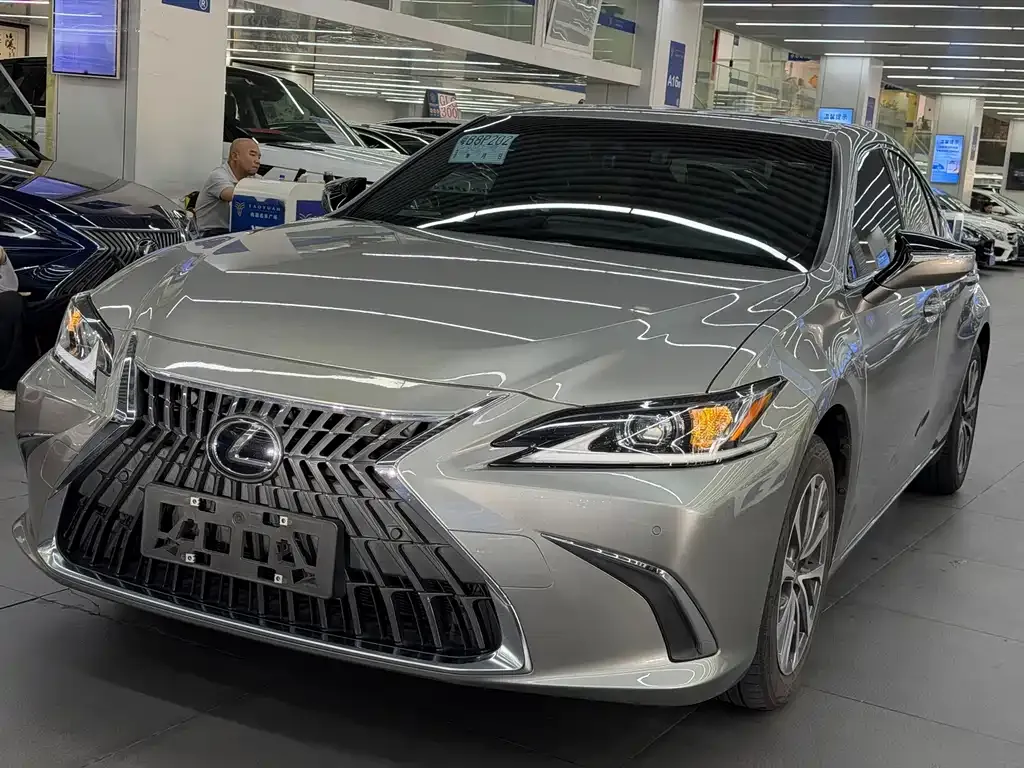 Lexus ES — фото 1