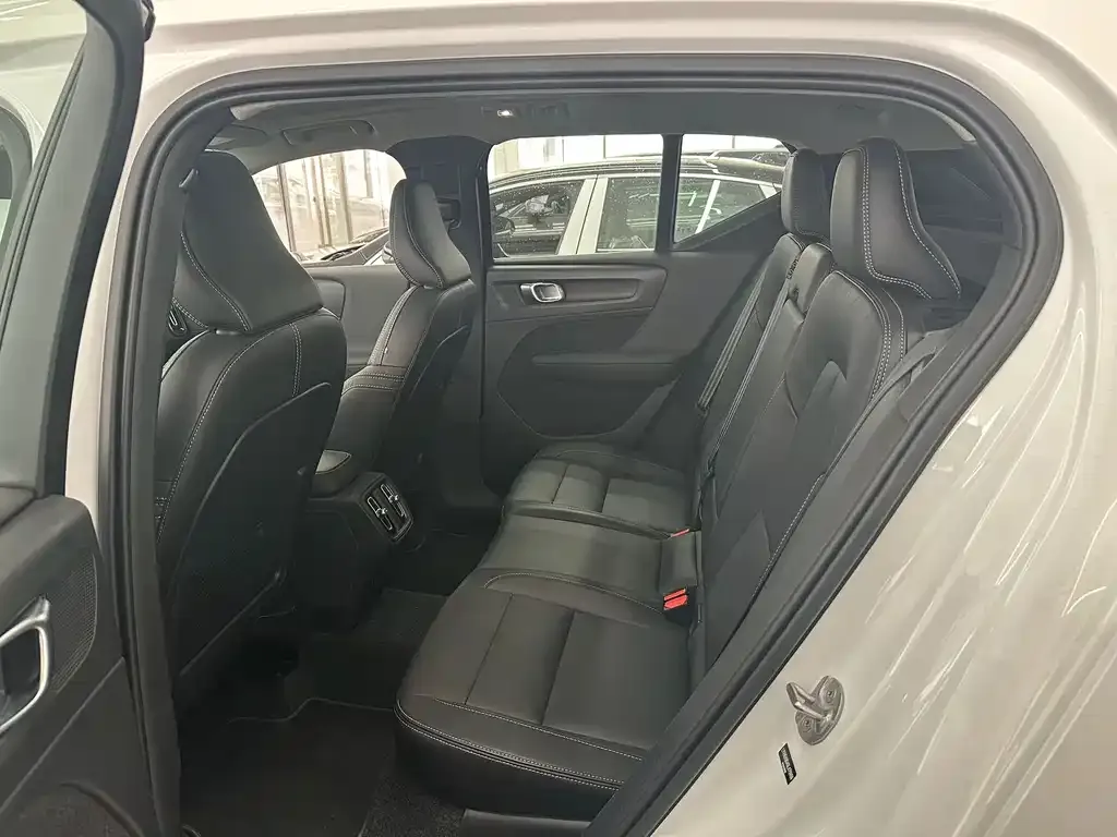 Volvo XC40 2024 из CN, фото 2