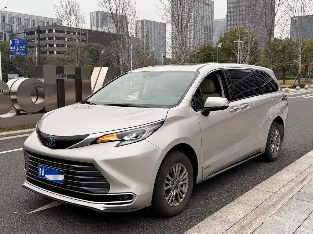 Toyota Sienna — фото 1