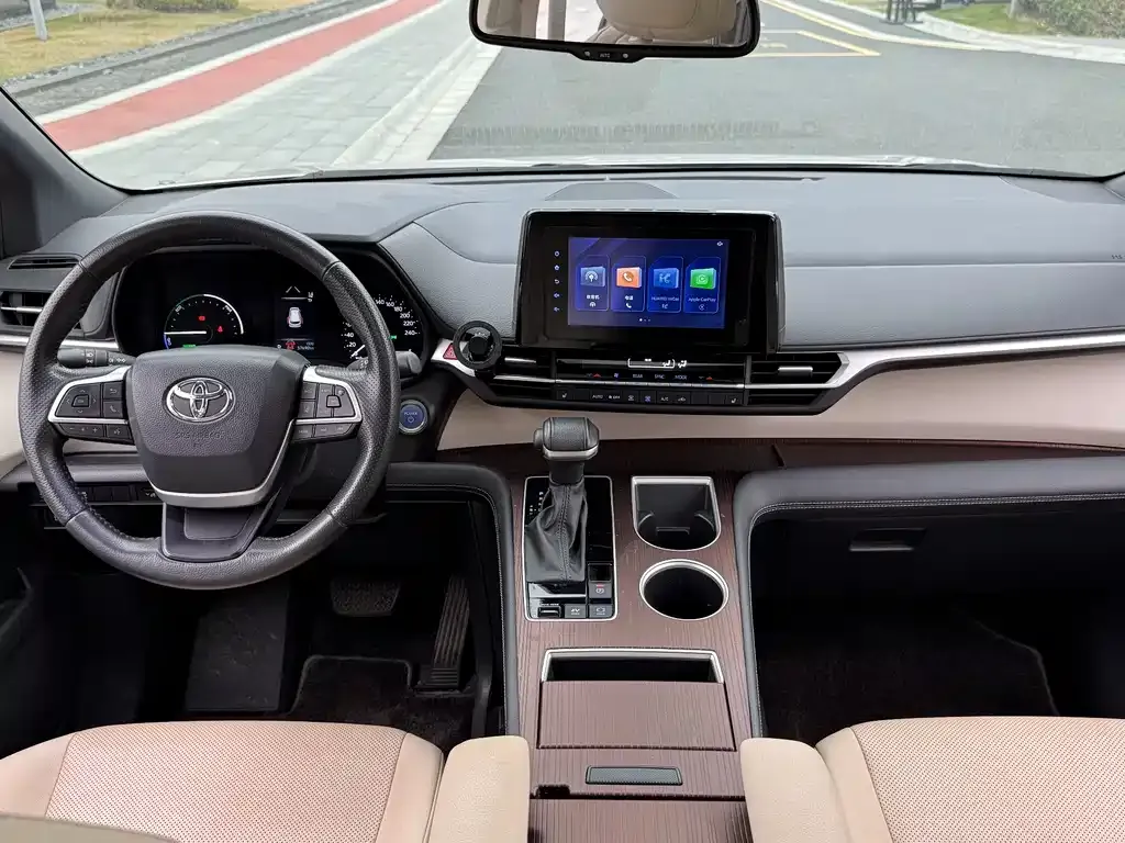 Toyota Sienna — фото 4