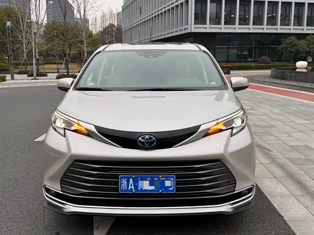 Toyota Sienna — фото 10