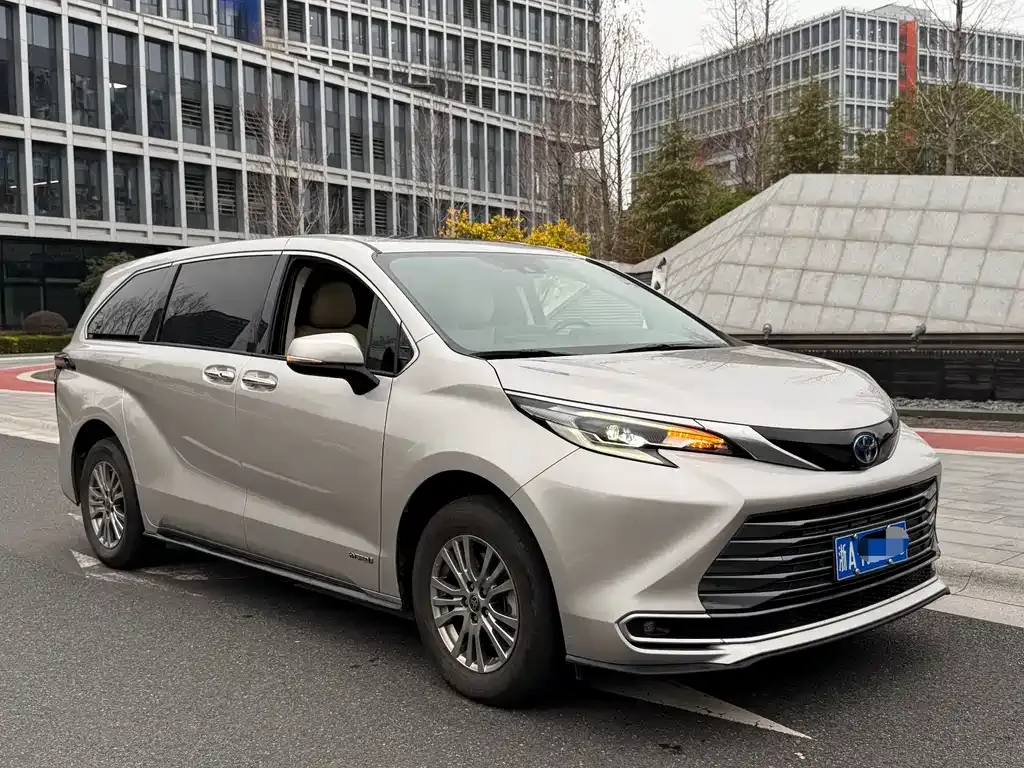 Toyota Sienna — фото 6
