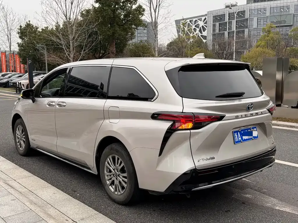 Toyota Sienna — фото 8