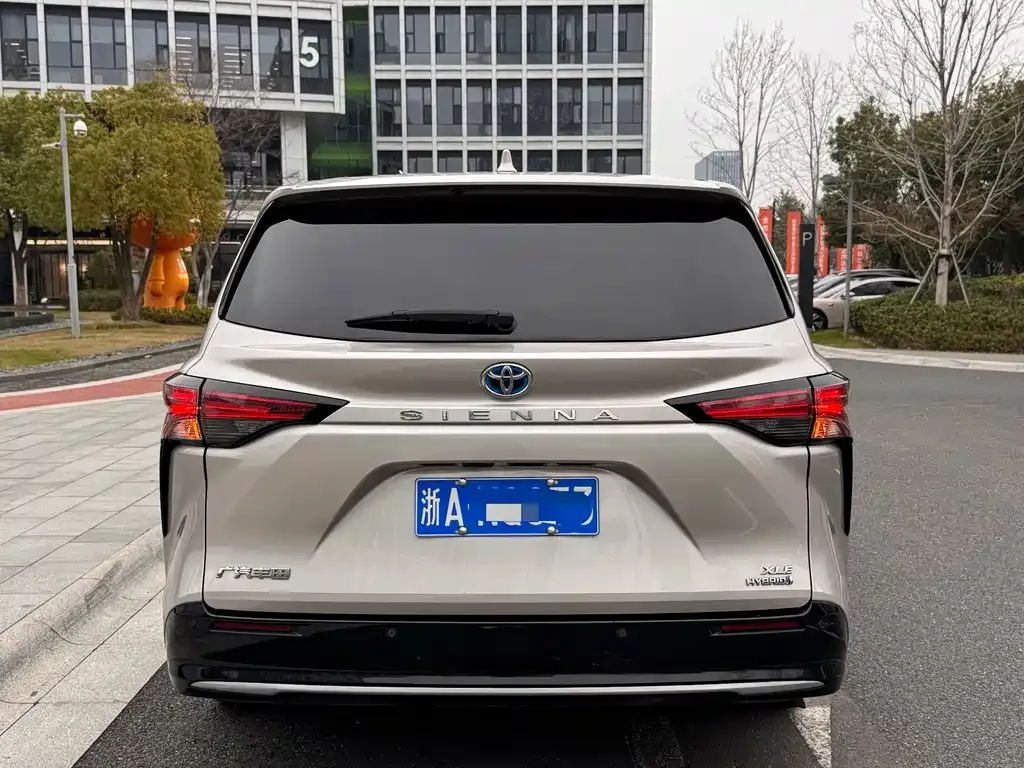 Toyota Sienna — фото 7