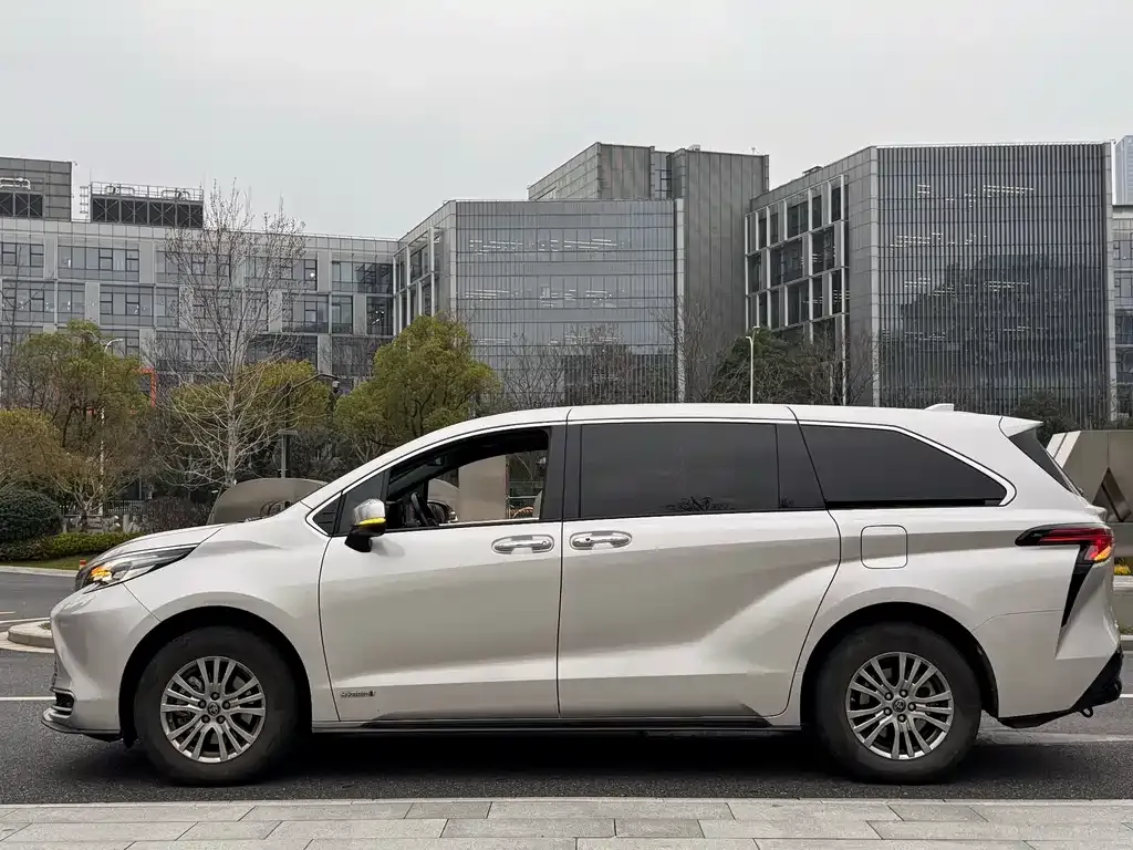 Toyota Sienna — фото 3