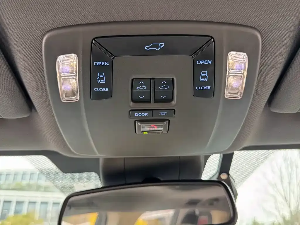 Toyota Sienna — фото 9