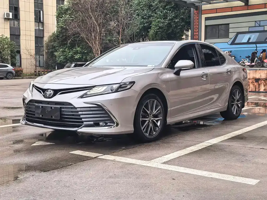 Toyota Camry — фото 1