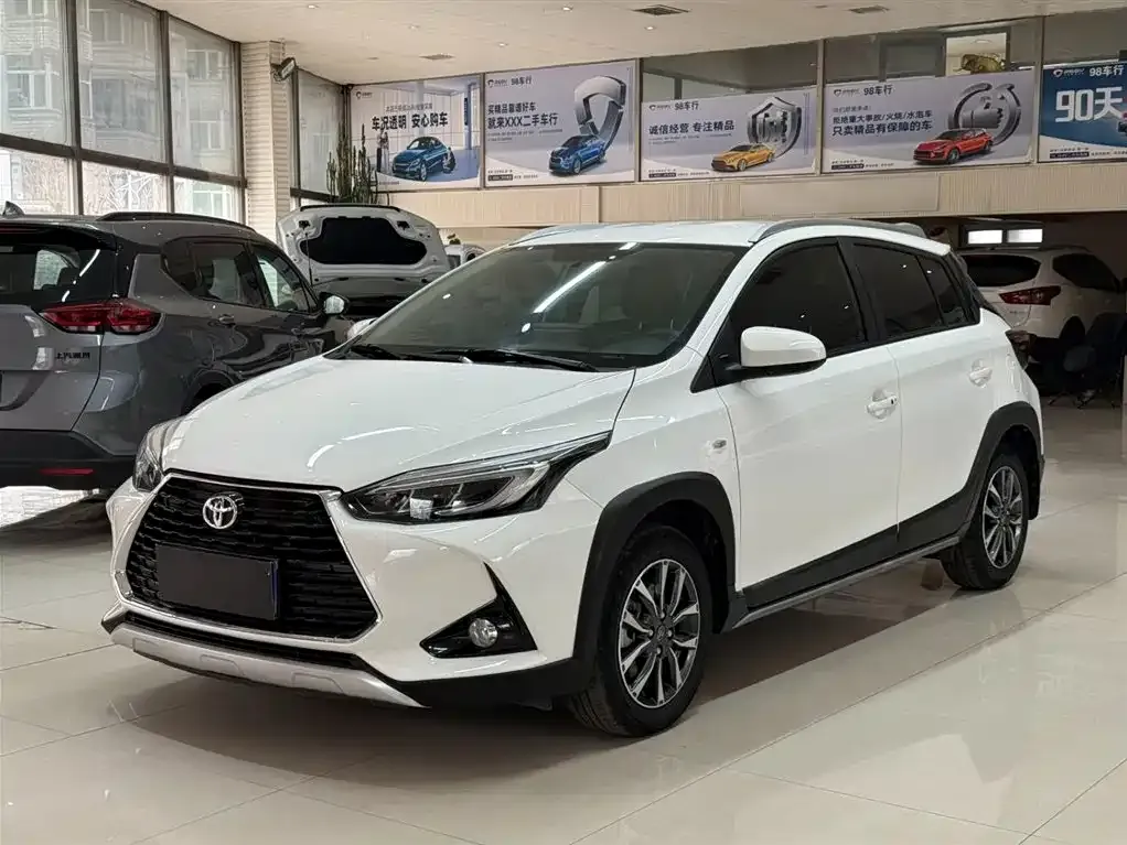 Toyota Yaris L — фото 1