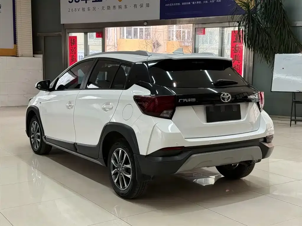Toyota Yaris L — фото 7