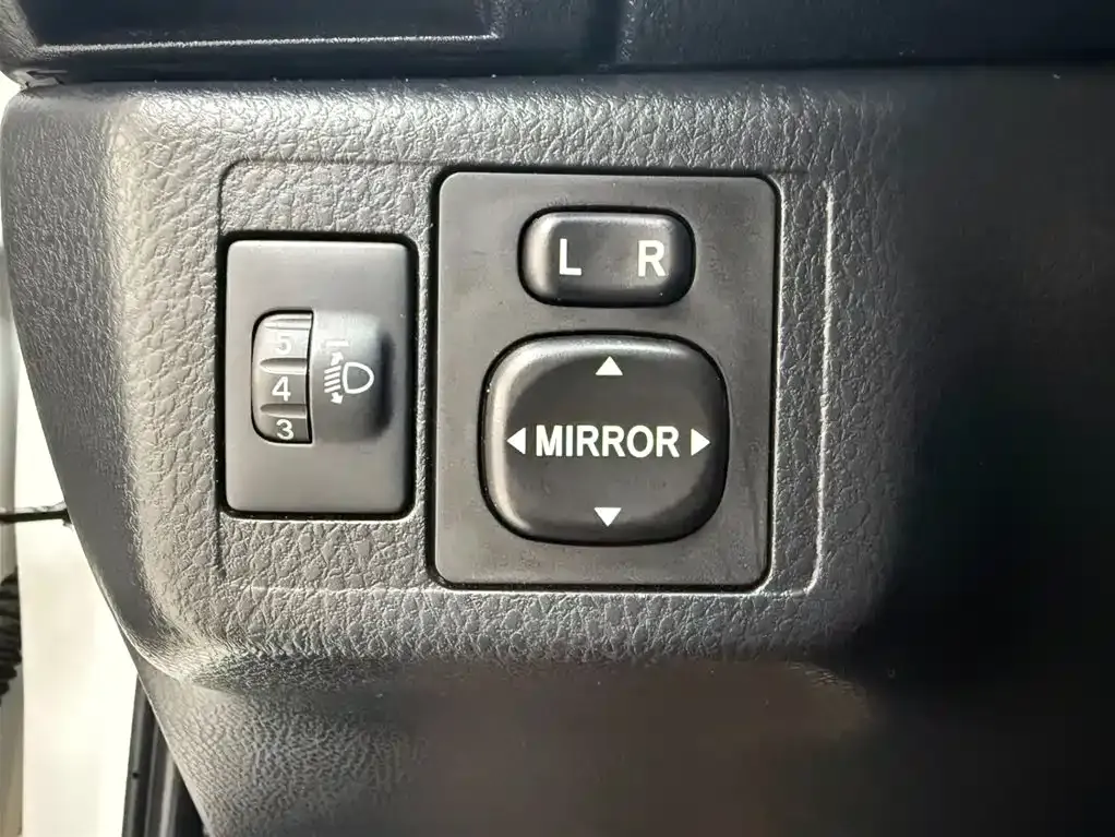 Toyota Yaris L — фото 8
