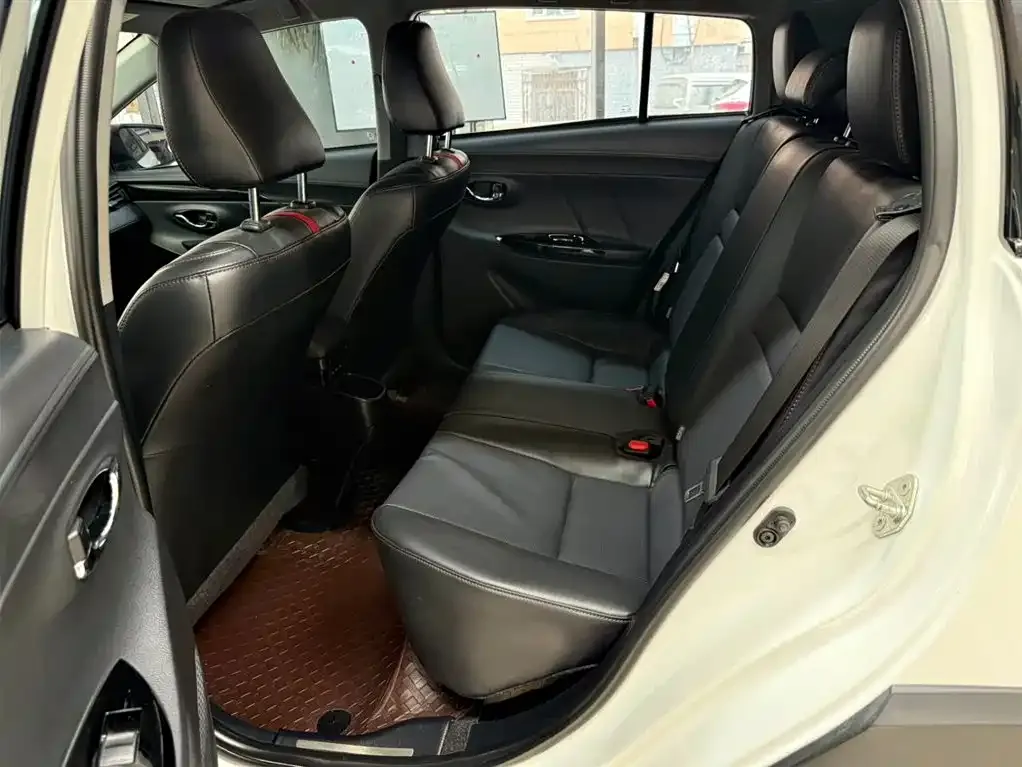Toyota Yaris L — фото 4