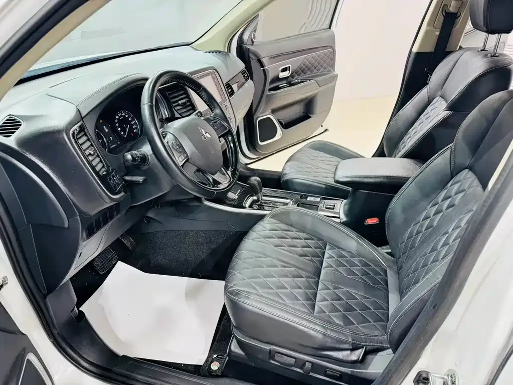 Mitsubishi Outlander 2021 из CN, фото 4