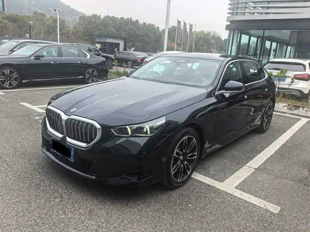 BMW 5 Series — фото 1