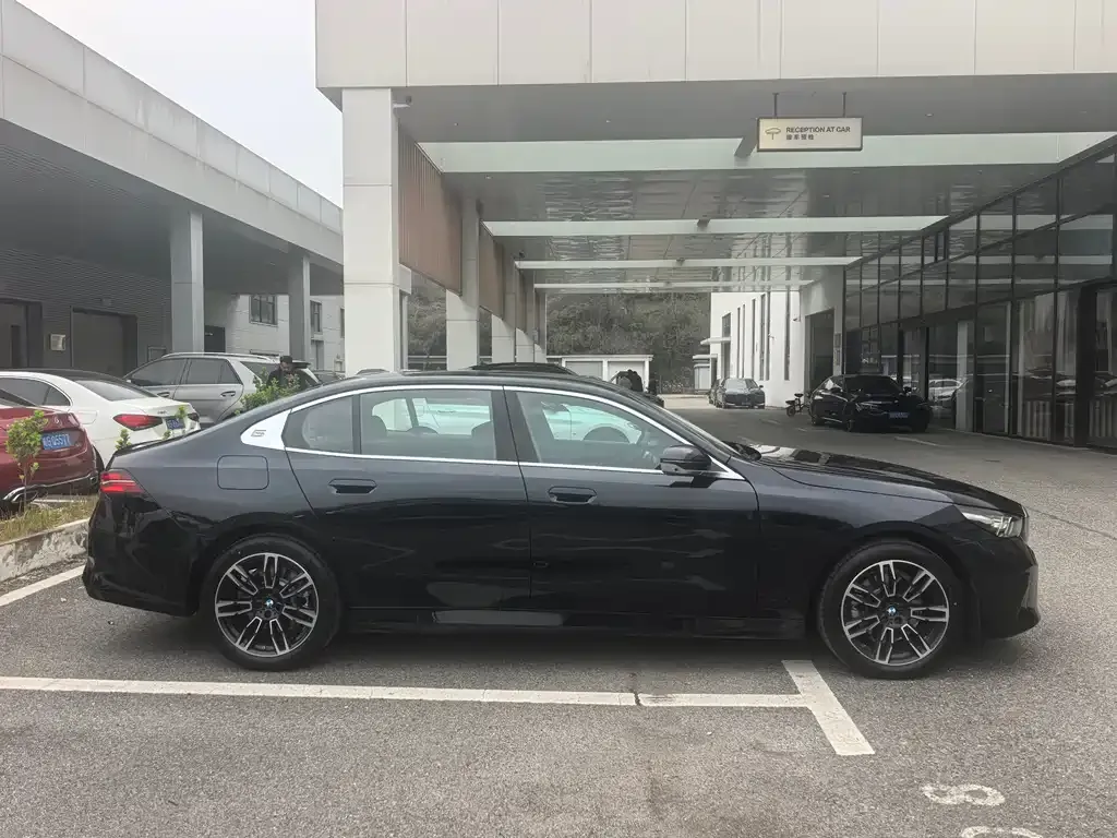 BMW 5 Series — фото 10