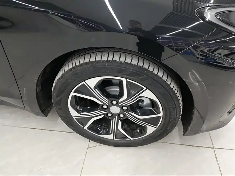 Hongqi E-QM5 — фото 3